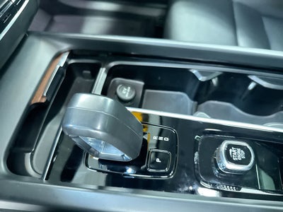 2023 Volvo XC60 Plus Dark Theme