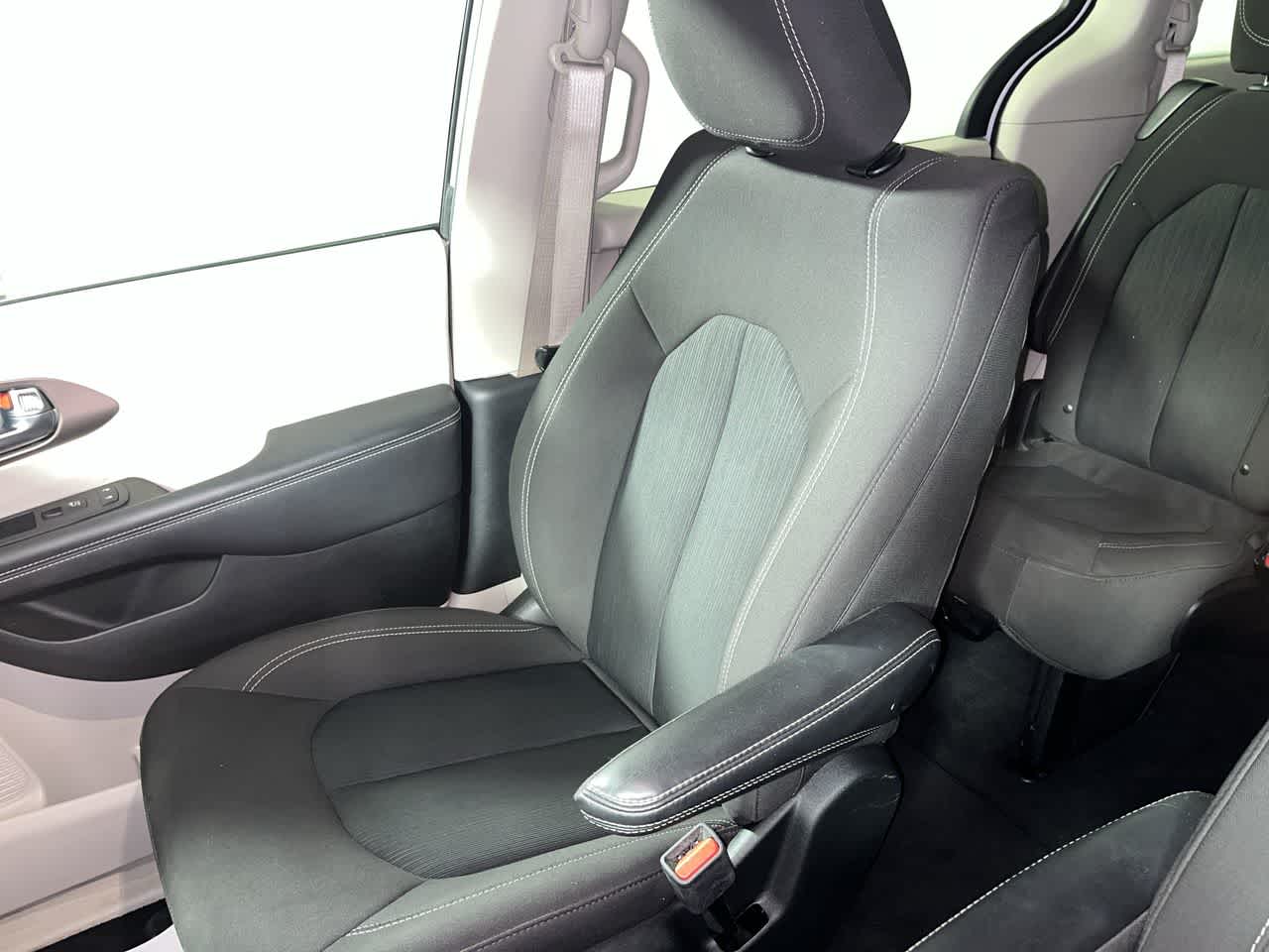 2024 Chrysler Voyager LX