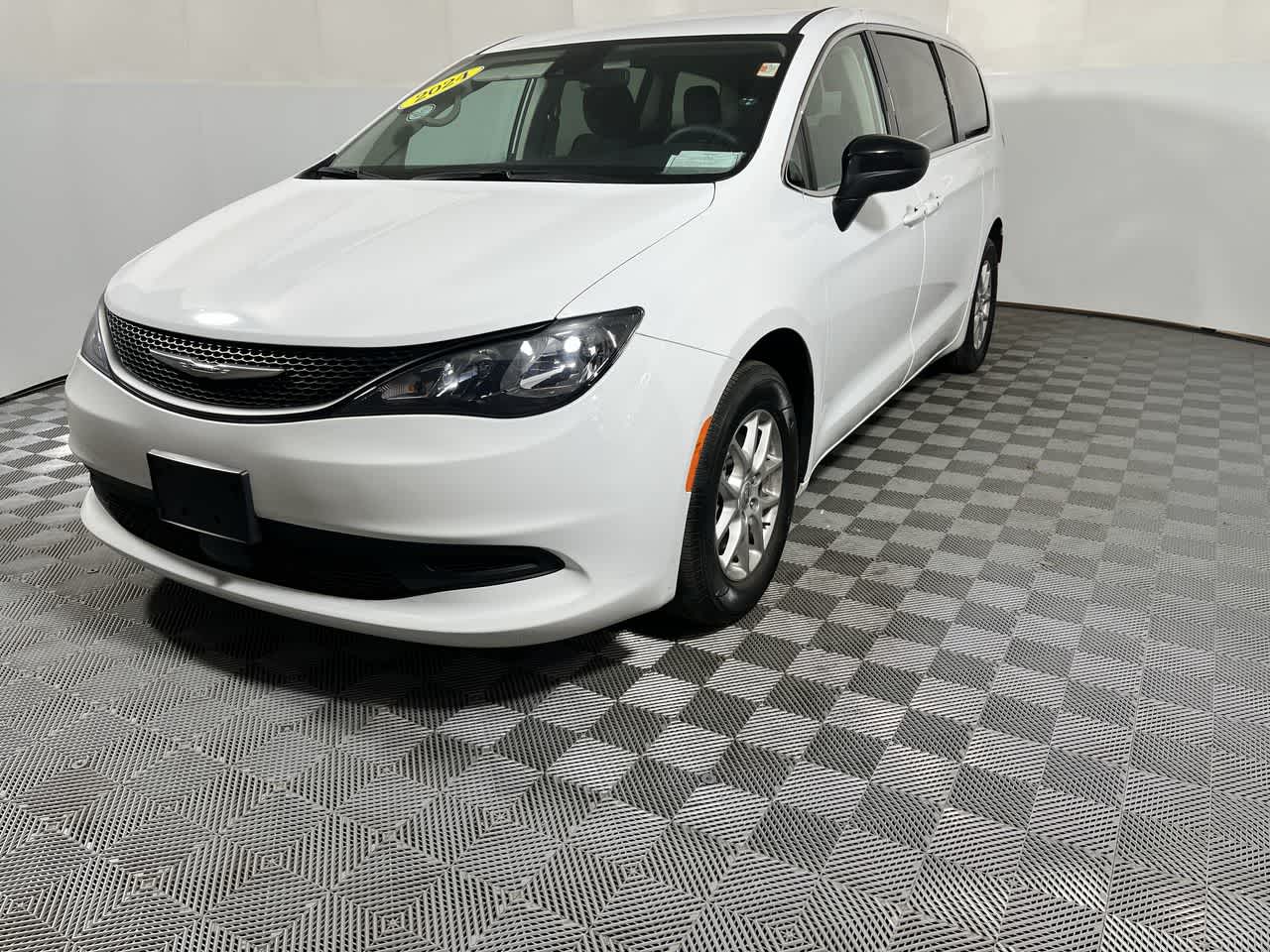 2024 Chrysler Voyager LX