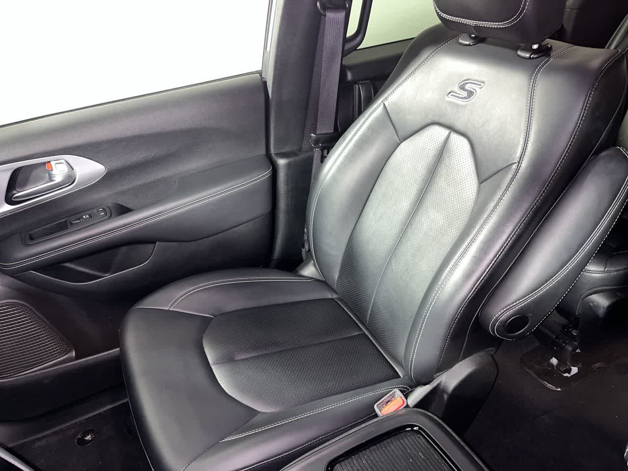 2024 Chrysler Pacifica Hybrid S Appearance Pkg